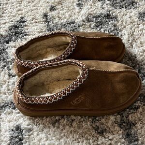 Size 5 Women’s UGGS!